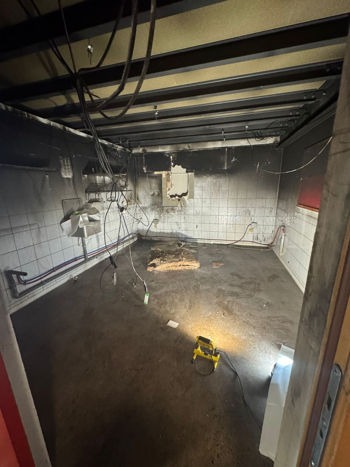 Cuisine sinistrée avant intervention